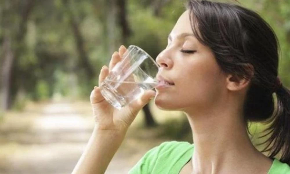 Νερό και υγεία: Πόσο πρέπει να πίνουμε – Συχνά λάθη που κάνουμε